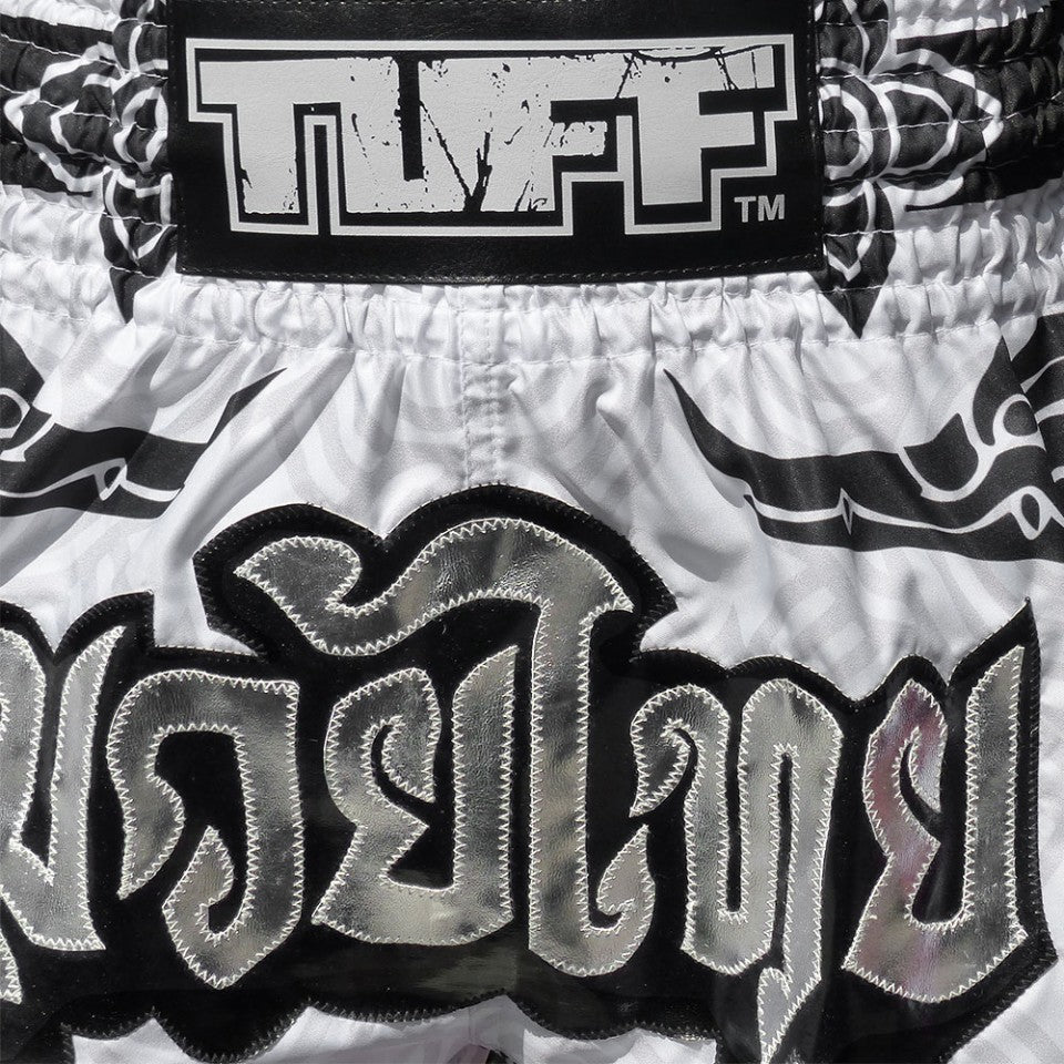 شورتات TUFF التقليدية من The Great Hongsa Muay Thai - أبيض