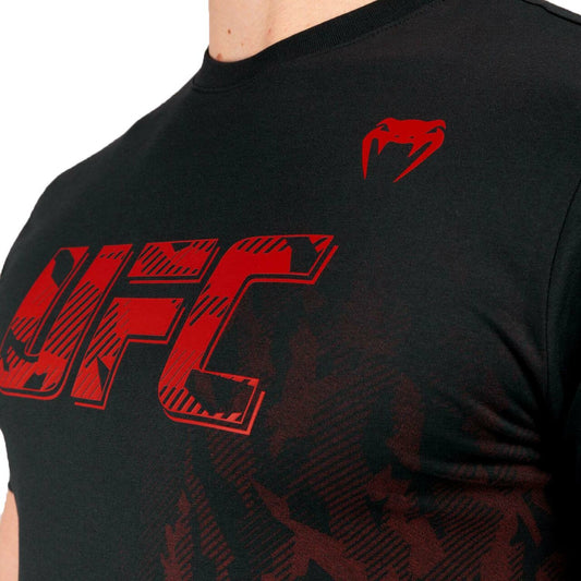 تيشيرت Venum x UFC الأصلي لأسبوع القتال، أسود/أحمر
