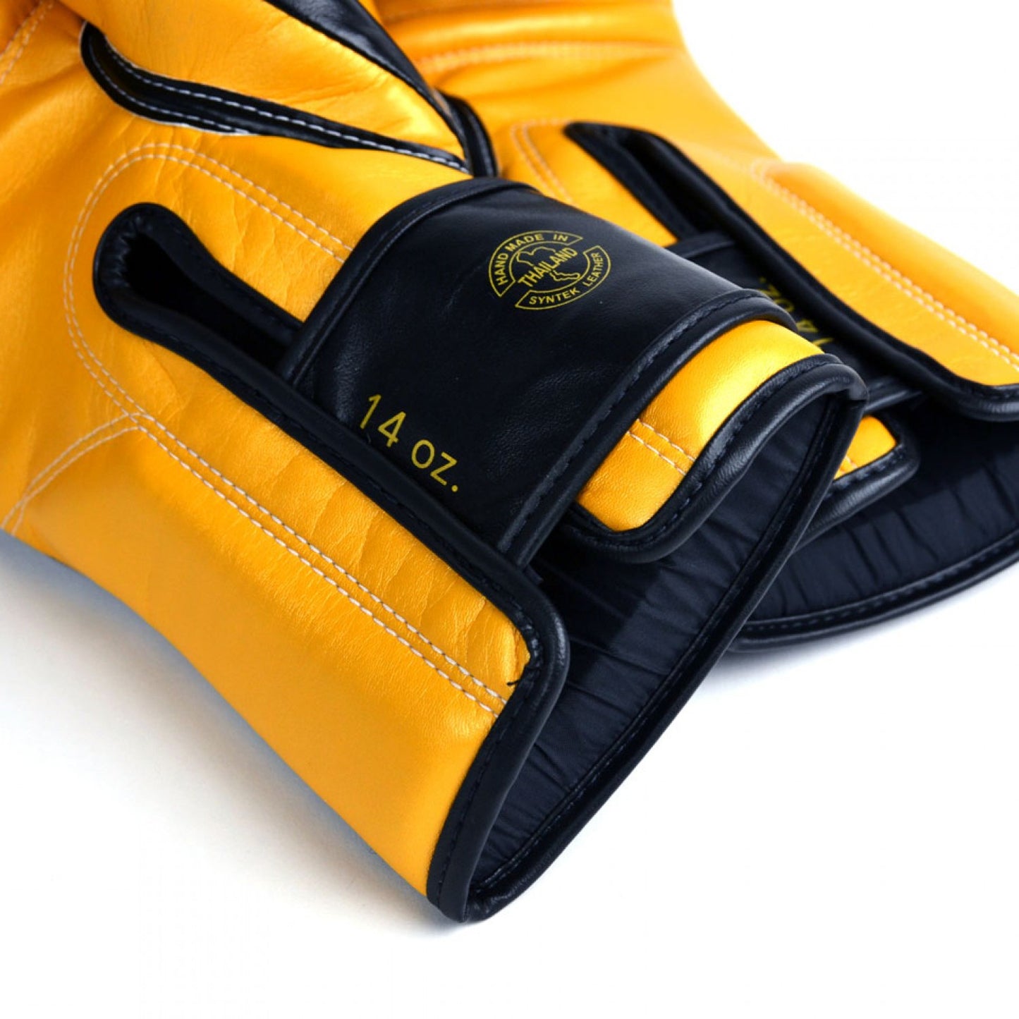 قفازات الملاكمة Fairtex Super Sparring باللونين الأسود والذهبي
