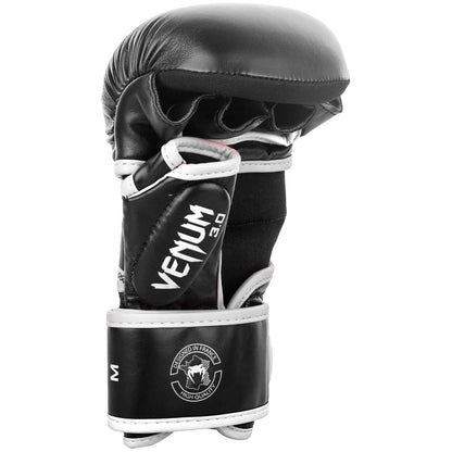 قفازات التدريب Venum MMA Challenger 7oz - أسود/أبيض